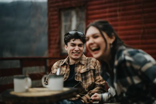 Dos Amigos Compartiendo Momento Tranquilo Con Tazas Café Porche Cabaña —  Fotos de Stock