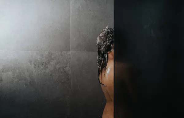 Konstnärlig Bild Kvinna Som Tvättar Håret Duschen Med Fokus Vattenrenlighet — Stockfoto