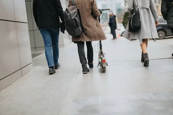 Eine Bunte Gruppe Junger Stadtmenschen Die Auf Einem Bürgersteig Spazieren — Stockfoto