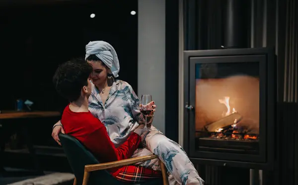 Couple Enjoys Romantic Moment Glass Wine Warm Fireplace Creating Cozy — Stock Photo, Image