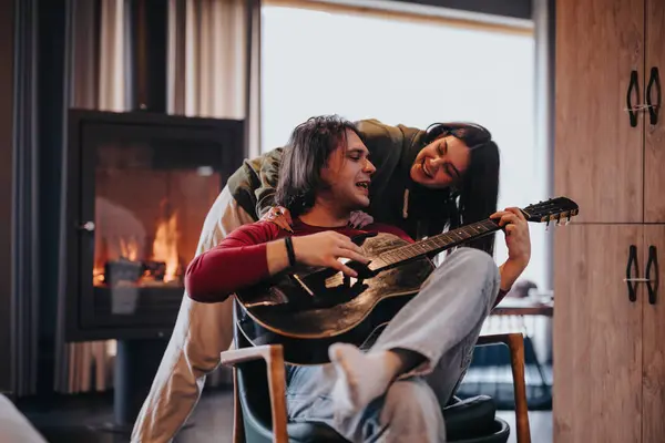 Evde Bir Çiftin Romantik Bir Sahnesi Sıcak Şöminenin Yanında Gitarla — Stok fotoğraf