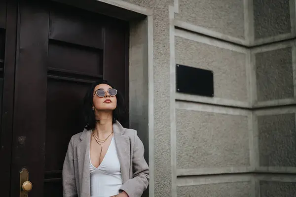 Stylisches Teenager Mädchen Mit Sonnenbrille Erkundet Herbst Die Straßen Der — Stockfoto