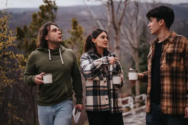 Three Friends Chatting Holding Coffee Mugs While Standing Outdoors Enjoying — Stock Photo, Image