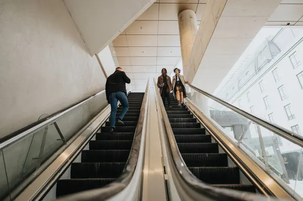 Diverse Personen Die Eine Rolltreppe Einem Zeitgenössischen Urbanen Umfeld Nutzen — Stockfoto