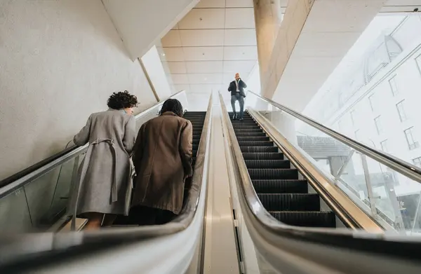 Three Business Professionals Commuting Escalator Image Depicting Dynamics Urban Corporate — Stock Photo, Image