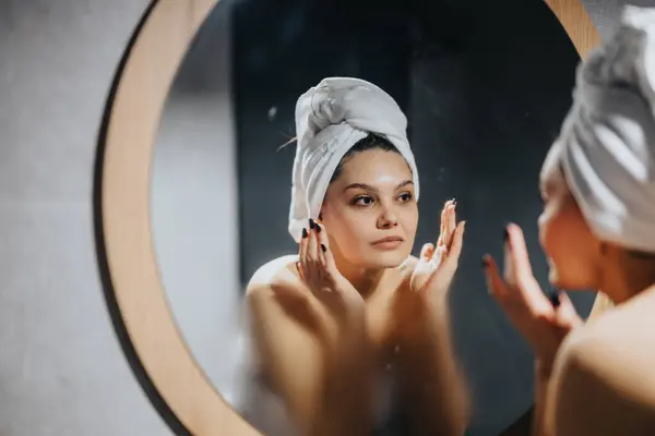 Woman Standing Front Mirror Wrapped Towels Reflecting Her Skincare Routine — Stock Photo, Image