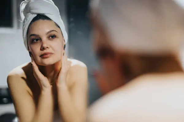 Serene Female Her 30S Performing Skincare Routine Observing Her Complexion — Stock Photo, Image