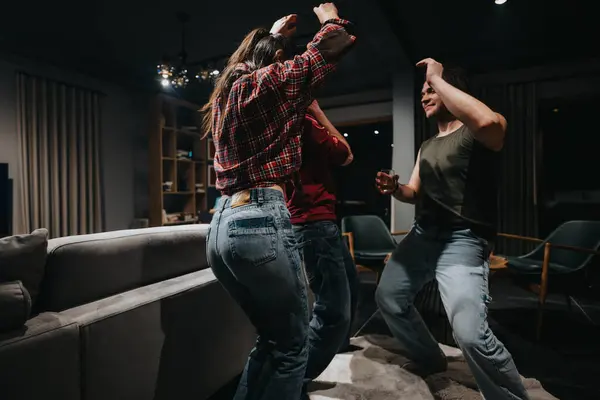 Eine Gruppe Von Freunden Genießt Einen Lebhaften Tanz Der Gemütlichkeit — Stockfoto
