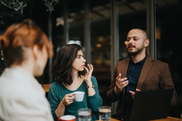 Dedicated Business Partners Engage Strategic Conversation While Enjoying Coffee Casual — Stock Photo, Image