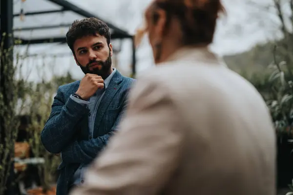 Uomo Affari Concentrato Giacca Cravatta Contempla Mentre Ascolta Suo Partner — Foto Stock