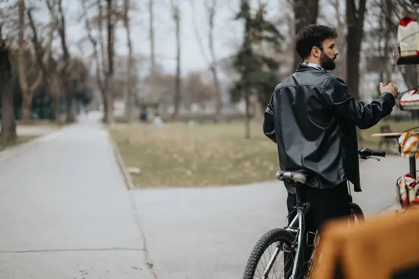 Tyylikäs Miesyrittäjä Nähdään Polkupyörällään Harjoittaa Etätyötä Kaupunginpuiston Rauhallisuuden Ympäröimänä — kuvapankkivalokuva