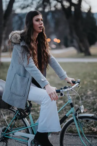 Young Professional Woman Takes Relaxing Ride Her Vintage Bicycle Lush — Stock Photo, Image