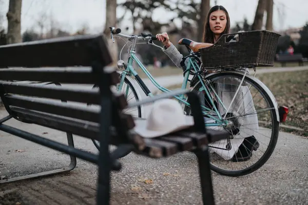 Профессиональная Женщина Отдыхает Неторопливой Езды Велосипеде Тишине Зеленого Парка — стоковое фото