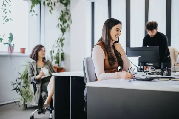 Lächelnde Frau Schreibtisch Modernen Büro Mit Kollegen Konzept Der Teamarbeit — Stockfoto