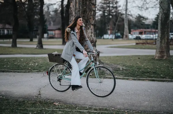 Элегантная Деловая Леди Велосипеде Наслаждается Спокойной Поездкой Окружении Пышного Парка — стоковое фото