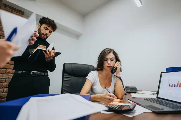 Konzentrierte Fachkräfte Einem Geschäftigen Büroumfeld Der Mann Überprüft Notizen Während — Stockfoto