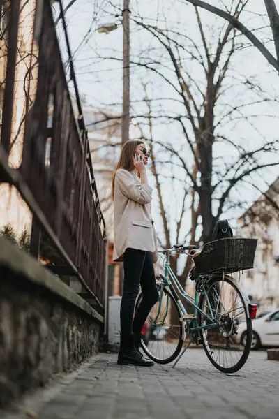 Trendige Frau Lässiger Kleidung Telefoniert Neben Ihrem Retro Fahrrad Urbanen — Stockfoto