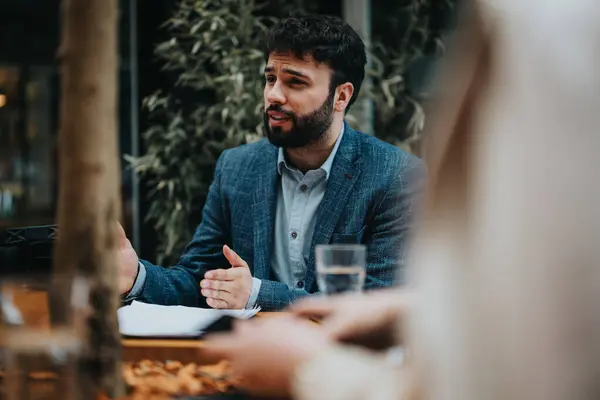 Empresario Negocios Masculino Enfocado Una Discusión Durante Una Reunión Trabajo — Foto de Stock