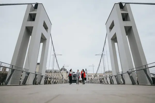 Due Partner Commerciali Attraversano Elegante Ponte Pedonale Discutendo Lavoro Ambiente — Foto Stock