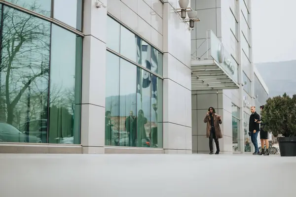 Gente Caminando Hablando Fuera Del Moderno Edificio Vidrio Entorno Urbano —  Fotos de Stock