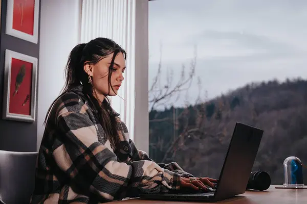 Soustředěná Žena Teplém Kostkovaném Sezení Stolu Laptopem Domácí Interiér Přirozeným — Stock fotografie