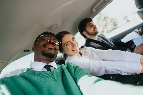 Drie Zakelijke Professionals Carpoolen Genieten Van Een Casual Gesprek Tijdens — Stockfoto