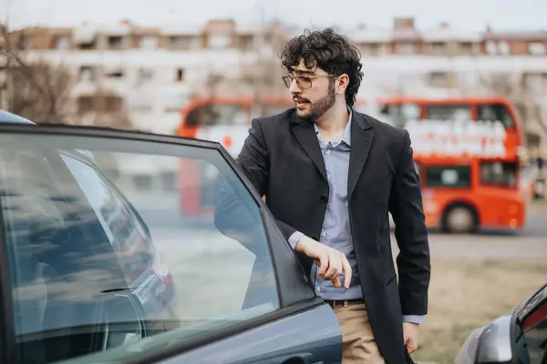 Giyimli Bir Adam Şehir Parkında Bir Arabanın Yanında Duruyor Kendine — Stok fotoğraf