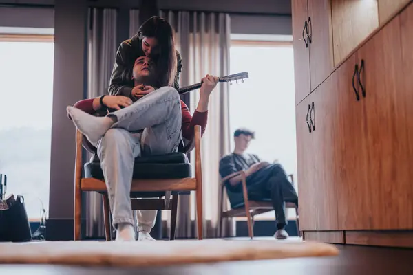 Scène Romantique Couple Maison Avec Homme Tenant Une Guitare Tandis — Photo