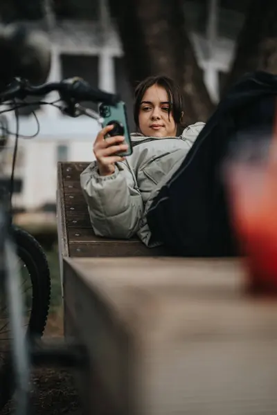 Parkta Sırtüstü Uzanmış Akıllı Telefonuyla Selfie Çeken Bisikleti Yanında Duran — Stok fotoğraf