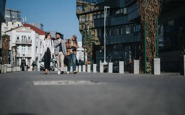 Ryhmä Nuoria Ammattilaisia Jotka Käyvät Epävirallista Liikekeskustelua Kävellessään Ulkona Kaupunkiympäristössä — kuvapankkivalokuva