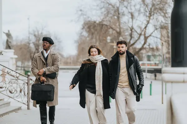 Три Стильні Ділові Друзі Гуляють Міській Вулиці Взимку Захоплюють Мить — стокове фото