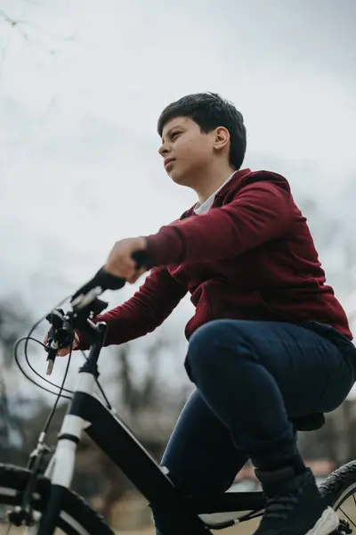 Radosny Młody Chłopiec Jeżdżący Rowerze Parku Ucieleśniający Ducha Wolności Aktywności — Zdjęcie stockowe