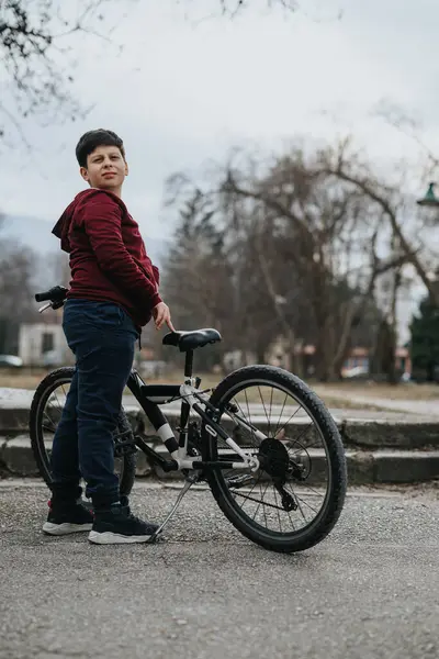 Neşeli Genç Bir Çocuk Dışarıda Bisikletiyle Parkta Aktif Zaman Geçirir — Stok fotoğraf