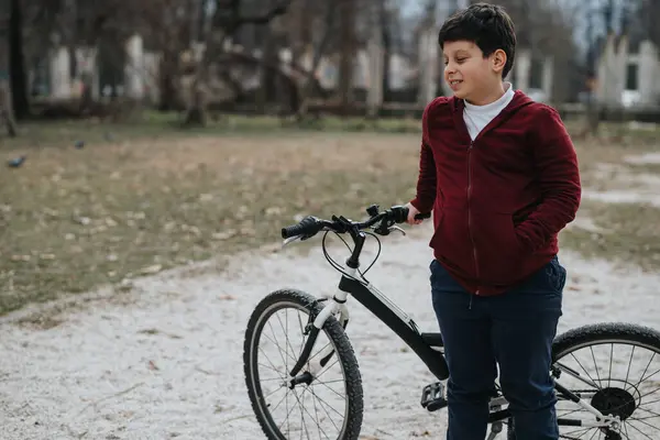Neşeli Genç Bir Çocuk Bisikletiyle Dışarıda Aktif Bir Gün Için — Stok fotoğraf