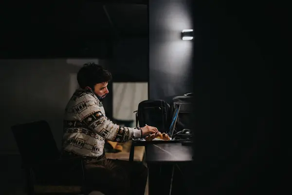 Uomo Solitario Concentrato Sul Lavoro Usando Suo Computer Portatile Tarda — Foto Stock