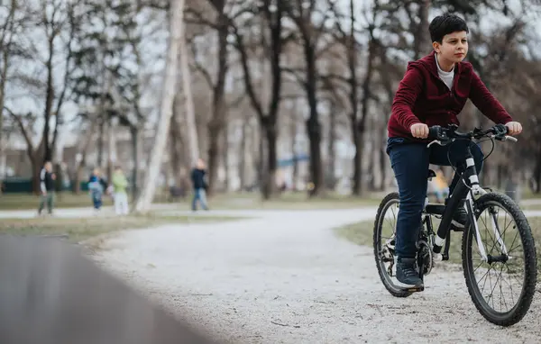 Niño Monta Bicicleta Través Parque Disfrutando Libertad Felicidad Una Actividad —  Fotos de Stock