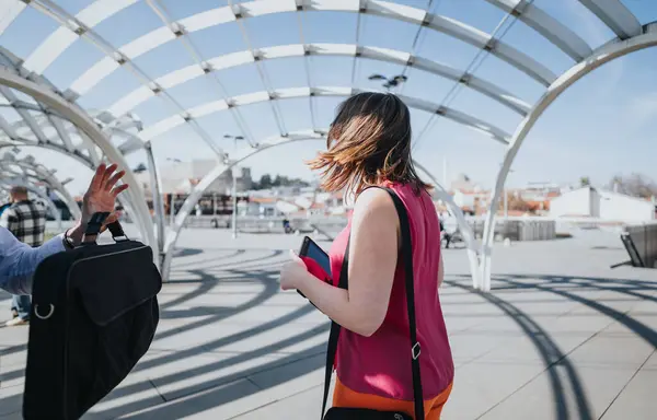 Zwei Junge Berufstätige Diskutieren Freien Umgeben Von Der Architektur Der — Stockfoto