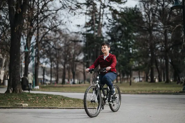 Niño Feliz Monta Bicicleta Través Frondoso Parque Urbano Disfrutando Libertad —  Fotos de Stock
