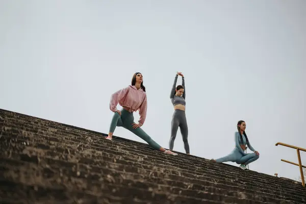 Drei Frauen Sportlicher Kleidung Nehmen Einer Trainingseinheit Teil Und Strecken — Stockfoto