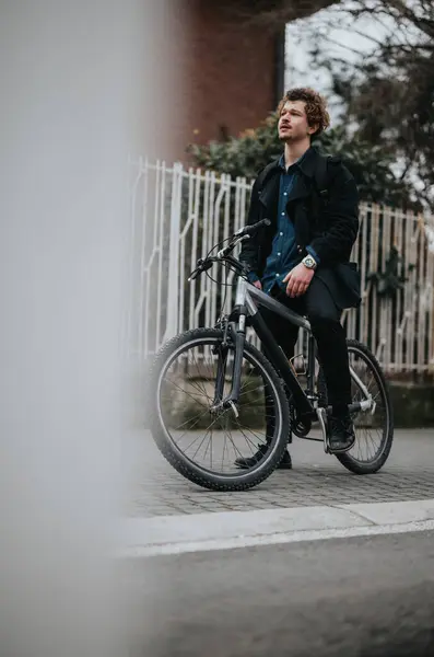 一名职业男性 走可持续的工作路线 在城市户外骑自行车 — 图库照片