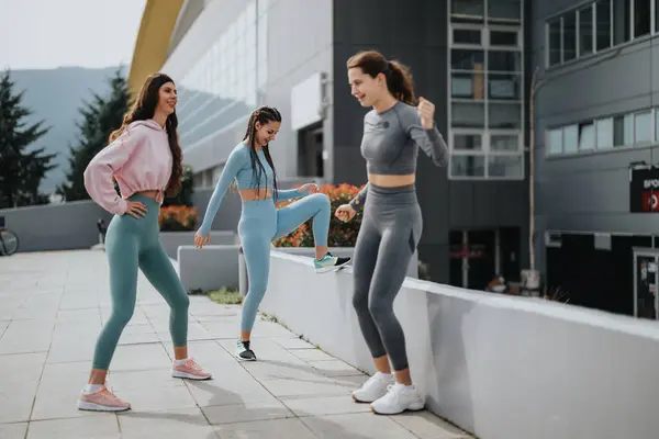 Genç Kadın Antrenman Öncesi Esneme Hareketleri Yapıyor Spor Kıyafetler Giyiyorlar — Stok fotoğraf
