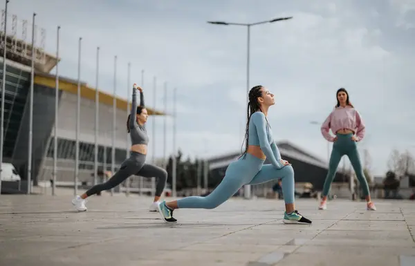 Drie Jonge Vrouwen Sportkleding Nemen Deel Aan Een Outdoor Fitness — Stockfoto