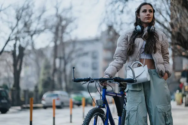 Уверенная Молодая Женщина Велосипедом Остановившаяся Городской Улице Повседневной Одежде Наушниках — стоковое фото