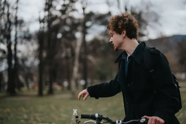 Genç Aktif Bir Erkek Sakin Bir Parkta Bisikletini Sürüyor Boş — Stok fotoğraf