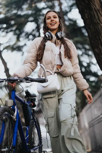 Une Jeune Femme Joyeuse Marchant Avec Son Vélo Portant Des — Photo