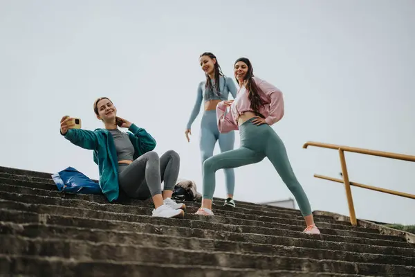 Три Любителя Фитнеса Наслаждаются Отдыхом Сделать Селфи Лестнице Демонстрируя Тренировки — стоковое фото