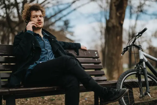 Genç Bir Girişimci Bisiklet Parkında Bisikletinin Yanında Otururken Görüşmesinden Zevk — Stok fotoğraf
