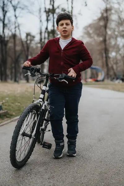 Radosny Młody Dzieciak Jeździ Rowerze Entuzjazmem Plenerowym Parku Odzwierciedlając Aktywne — Zdjęcie stockowe
