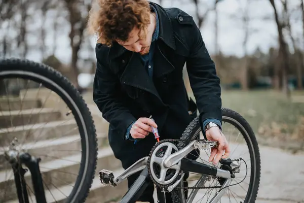 Młody Przedsiębiorca Bierze Sobie Wolne Naprawić Rower Pośród Spokoju Parku — Zdjęcie stockowe