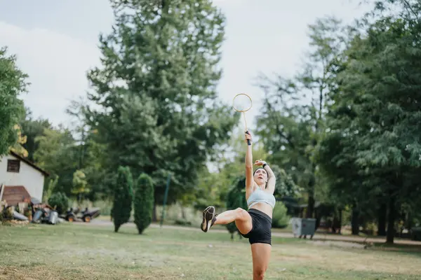 Aantrekkelijke Atleten Die Badminton Spelen Een Park Een Zonnige Dag — Stockfoto